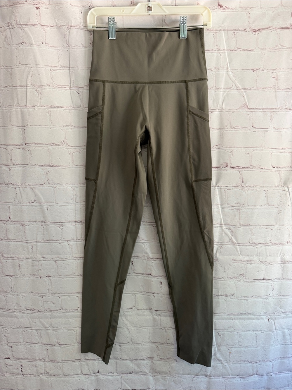 aerie High-Waist Leggings in Olive green Athletic Leggings Woman’s Size Small